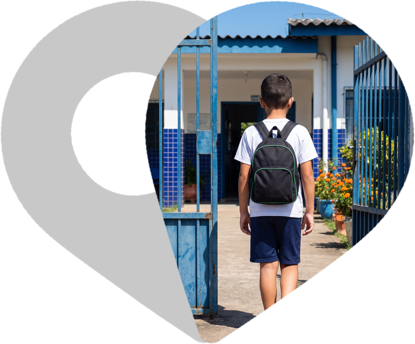 Dois pins de localização formando um coração: dentro do pin principal, a criança entra na escola com a mochila inteligente nas costas