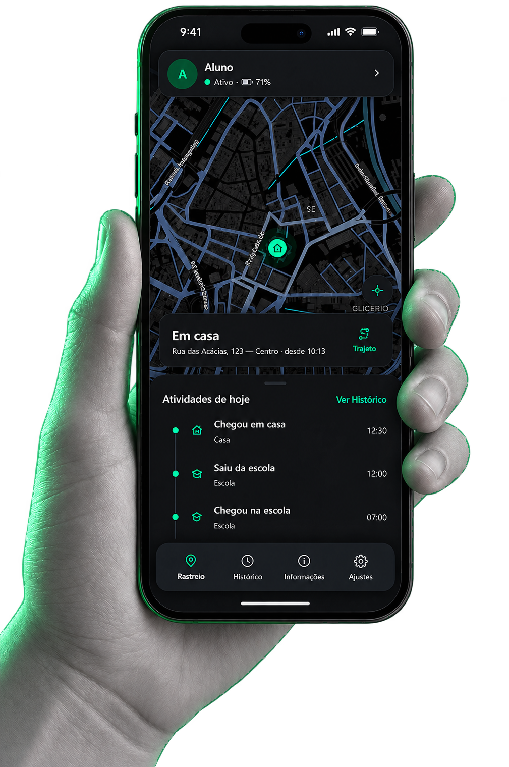 Uma mão segurando o celular com o aplicativo aberto: o mapa mostra Pedro em casa e a lista de hoje — chegou na escola às 07:00, saiu às 12:00, chegou em casa às 12:30